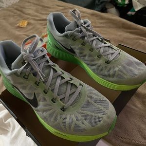 SIZE 11 MEN’S NIKE RUNNING SHOES